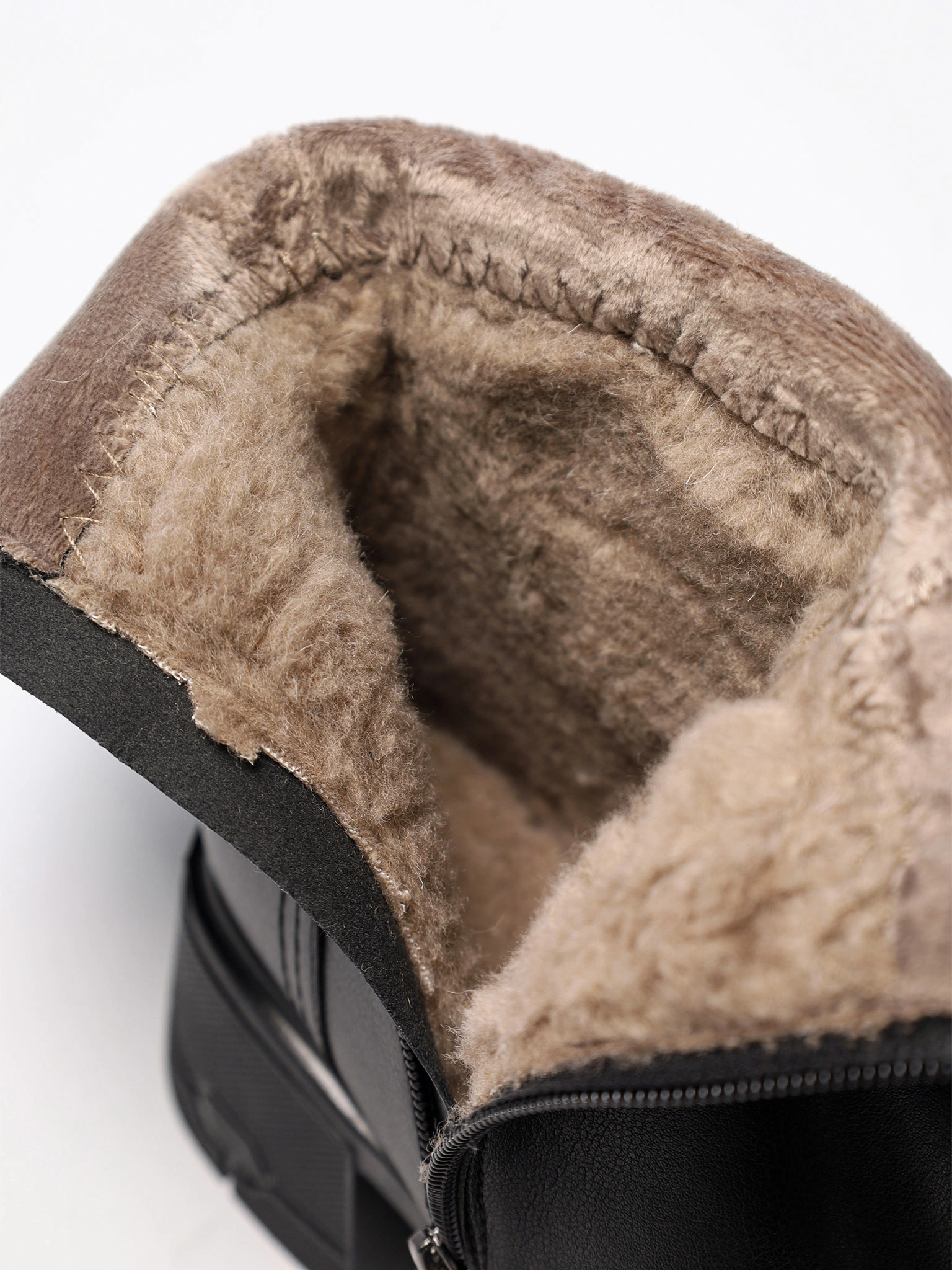 Сапоги черного цвета из натуральной кожи на высоком широком каблуке